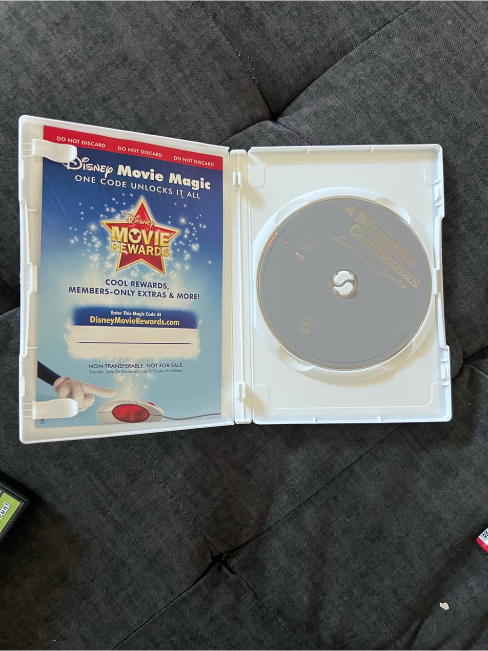 A Muppets Christmas: Letters to Santa DVD - Red & Yellow Holiday Cover - Picture 3 of 4